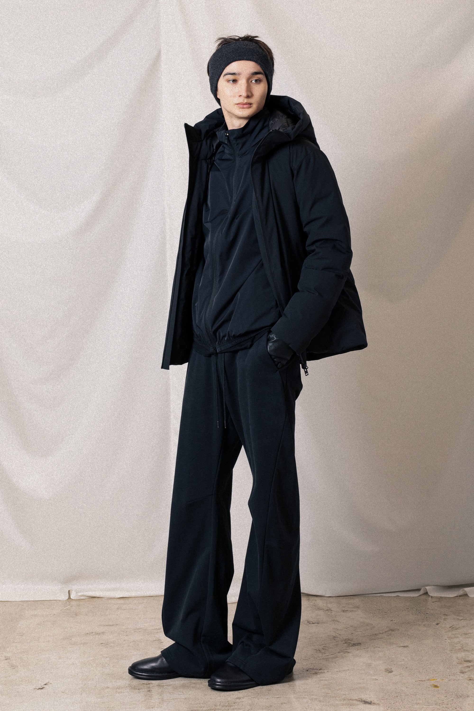 AB52-100 3レイヤーライトタフタ フーデットダウンジャケット