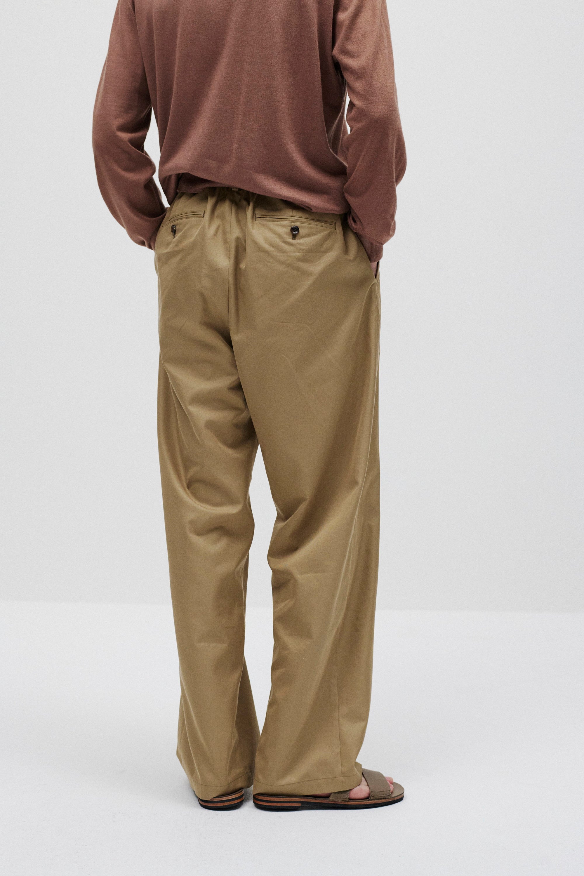 コットン/シルクギャバジン ベルト付き1タックパンツ