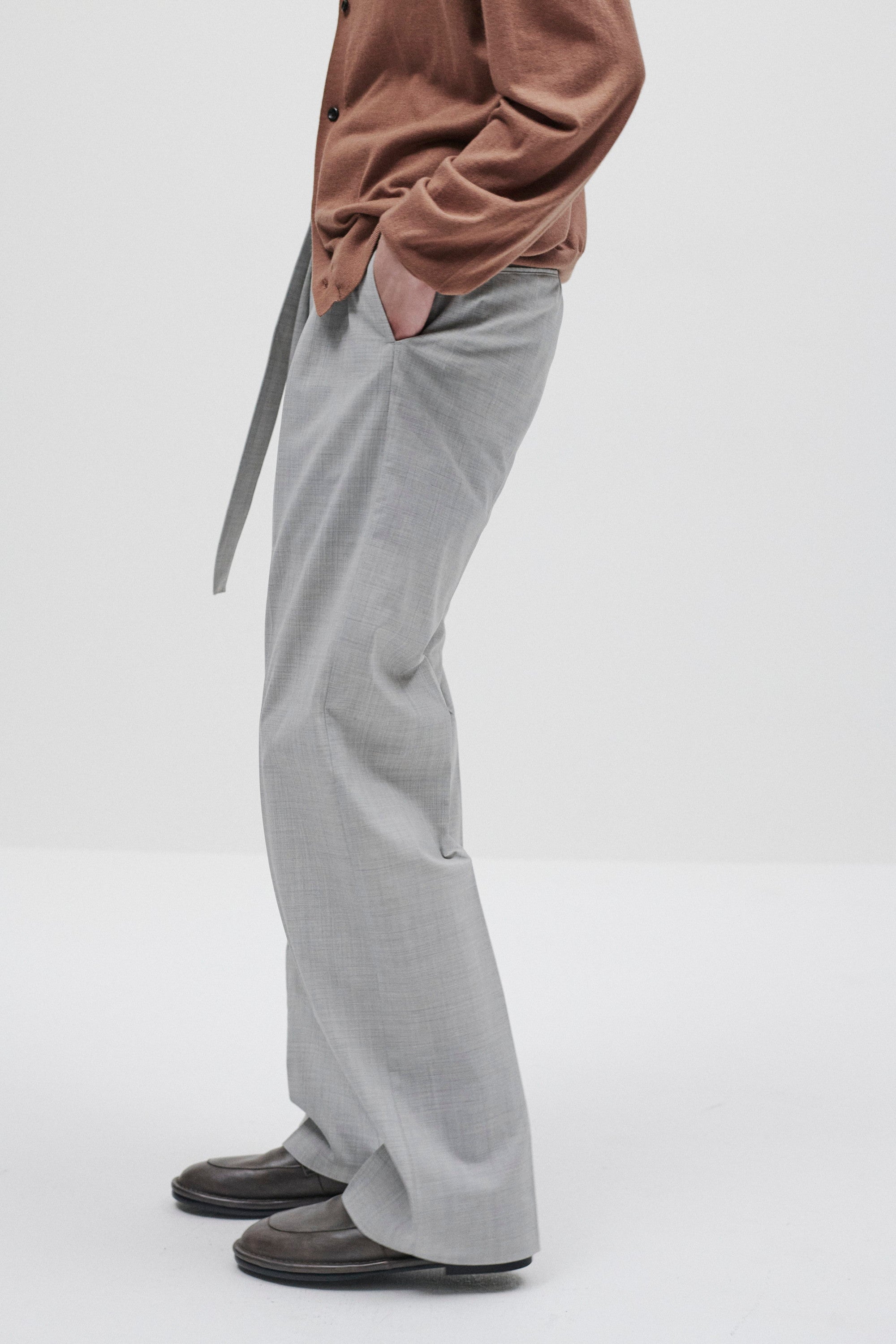 ウール/トリアセテート ストレッチトロ ベルト付きストレートパンツ