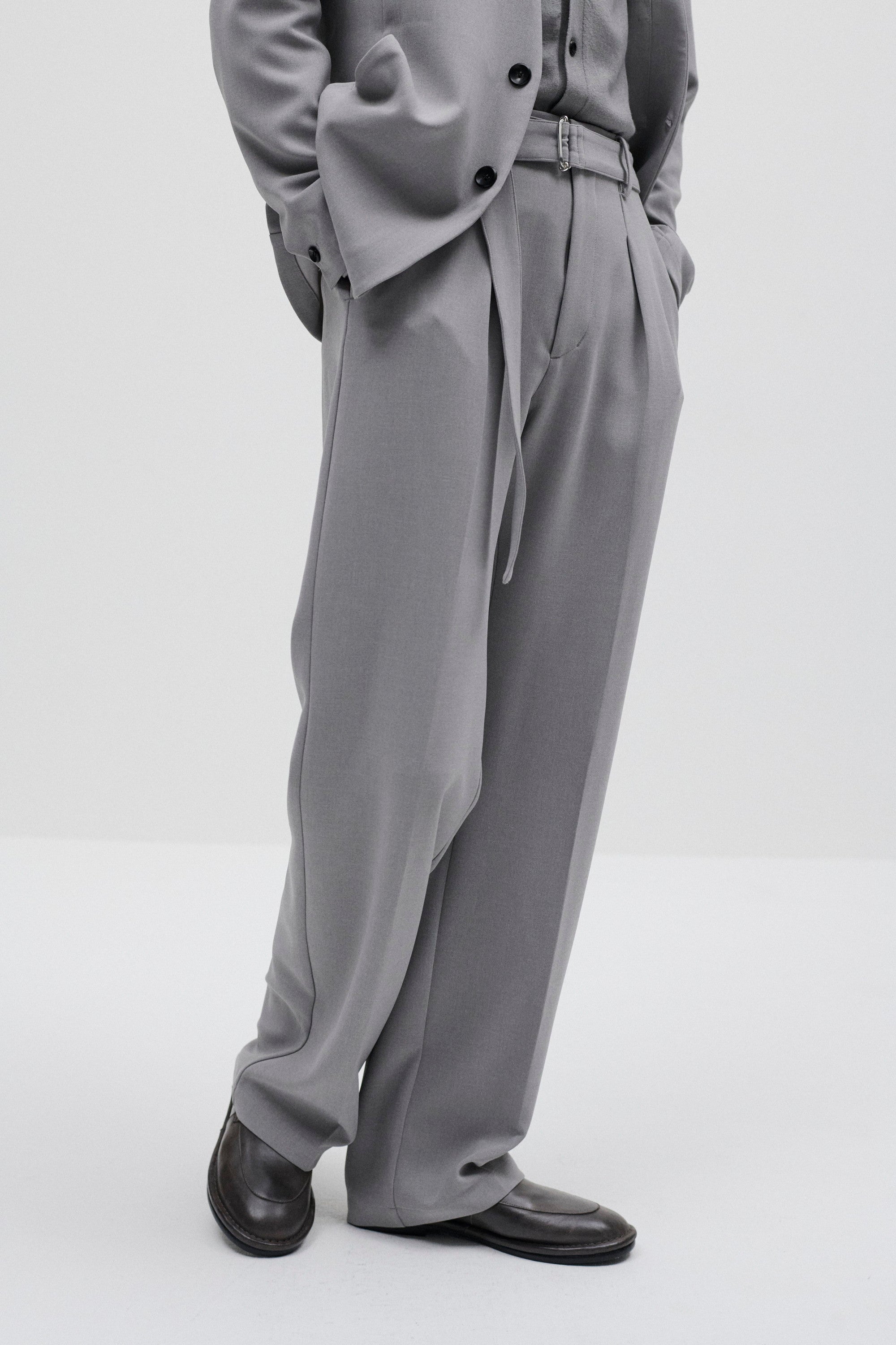 ポリエステルストレッチダブルクロス ベルト付きストレートパンツ