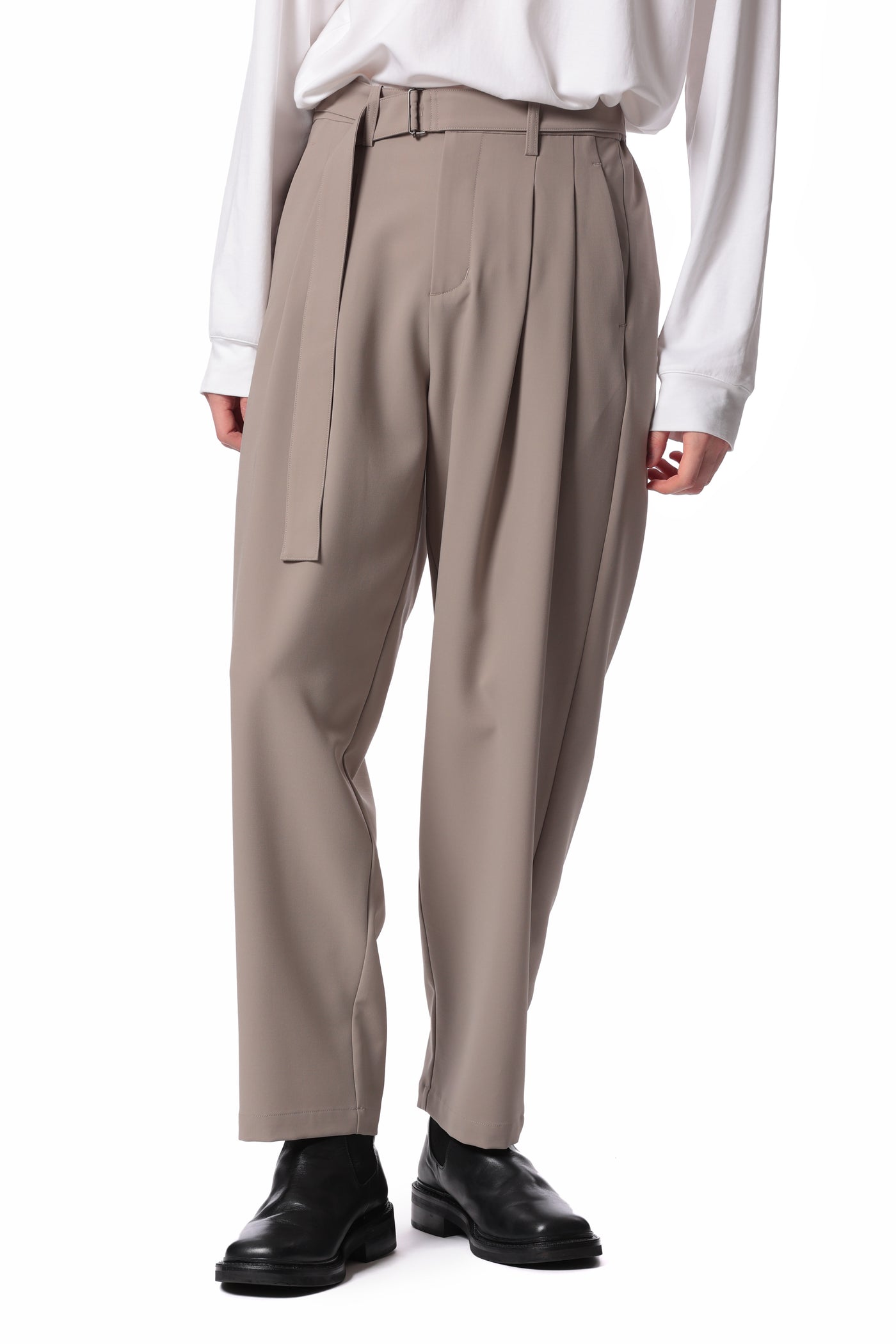 Released in February AP41-043 Polyester compact twill belted tapered pants