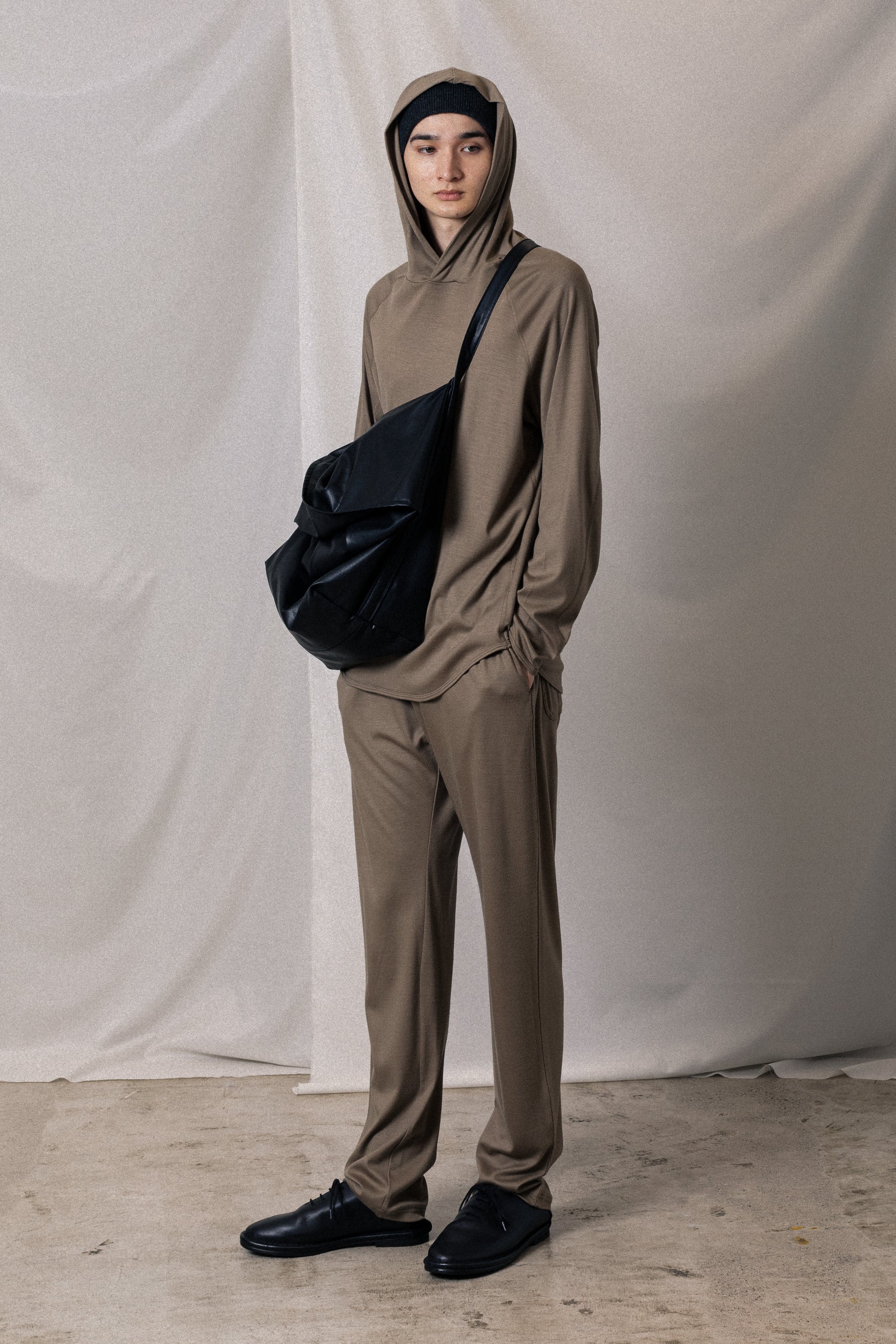 AJ52-047 ウールスムース フードプルオーバー