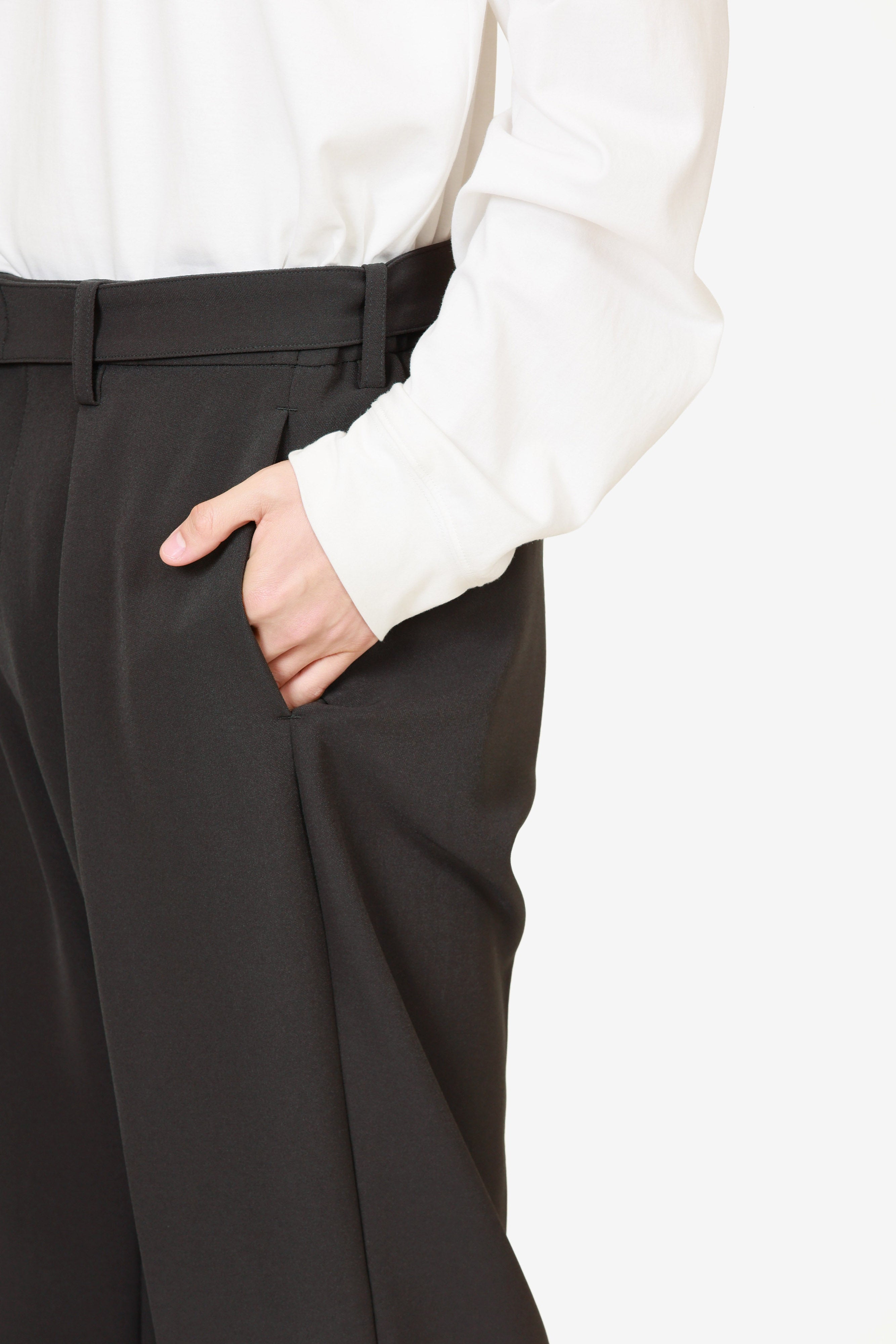 AP52-071 ポリエステルストレッチダブルクロス ベルト付きストレートパンツ