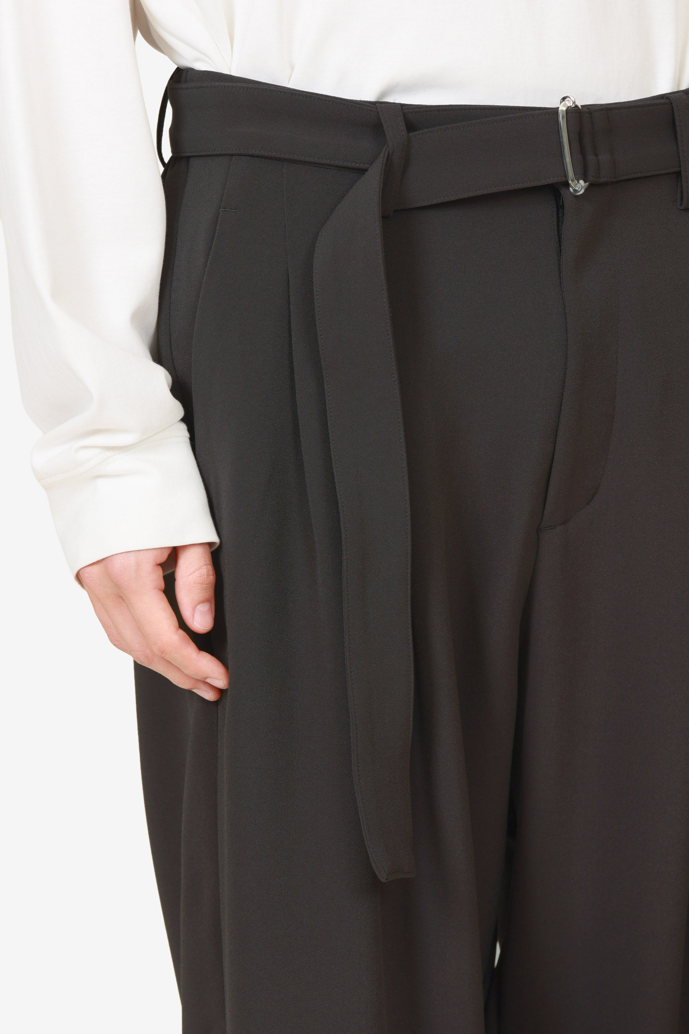 AP52-080 ポリエステルストレッチダブルクロス ベルト付きワイドテーパードパンツ