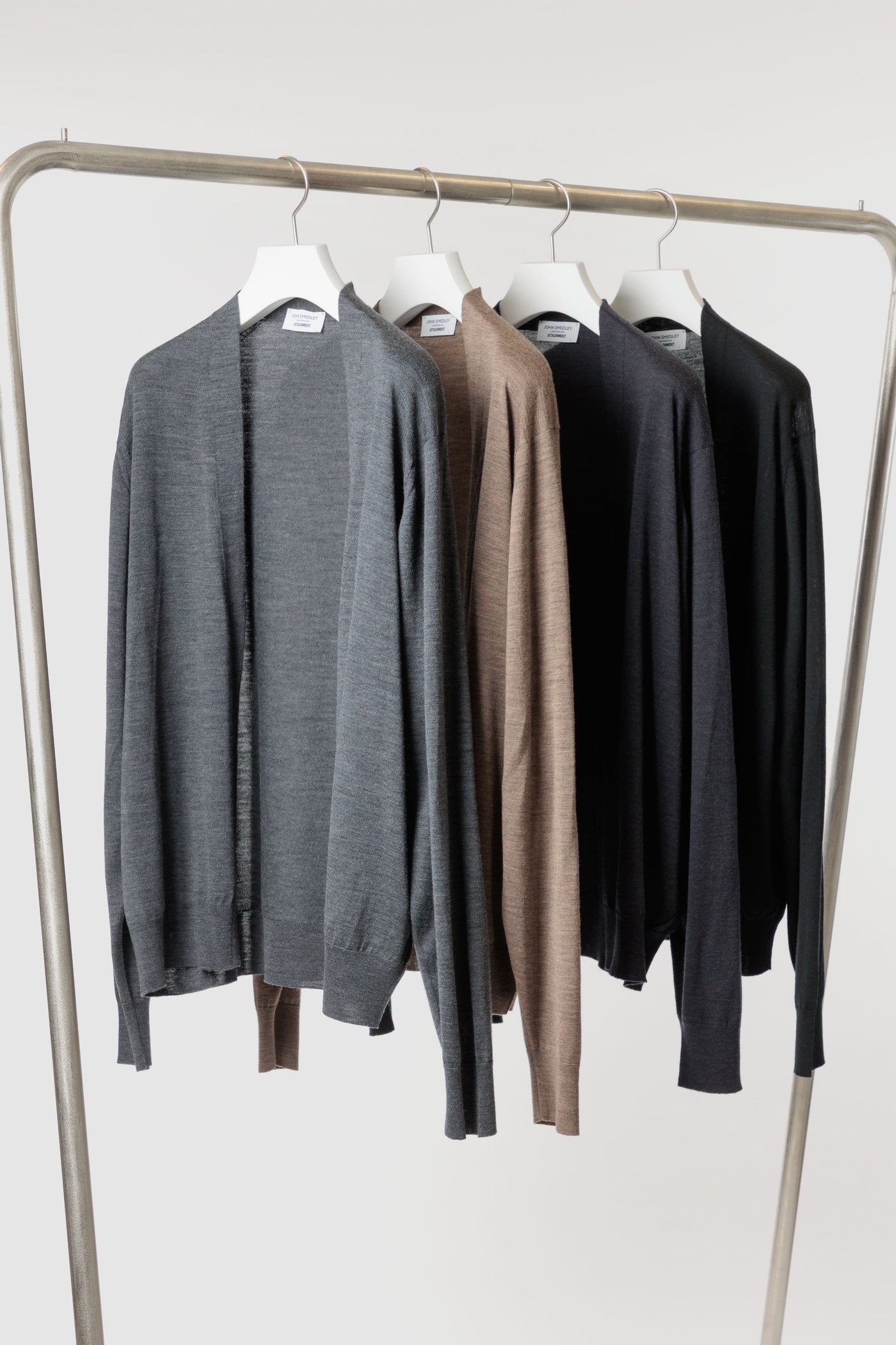 限定商品 AK52-006 × JOHN SMEDLEY MERINO EXTRAFINE BUTTONLESS V NECK CARDIGAN
