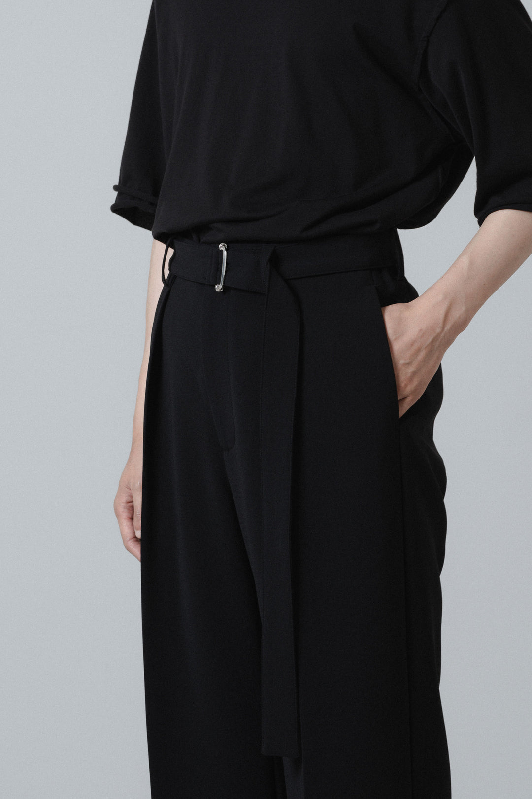 極美品　アタッチメント　ストレッチダブルクロス ベルト付きワイドストレートパンツ ATTACHMENT]ポリエステルストレッチダブルクロス ベルト付き